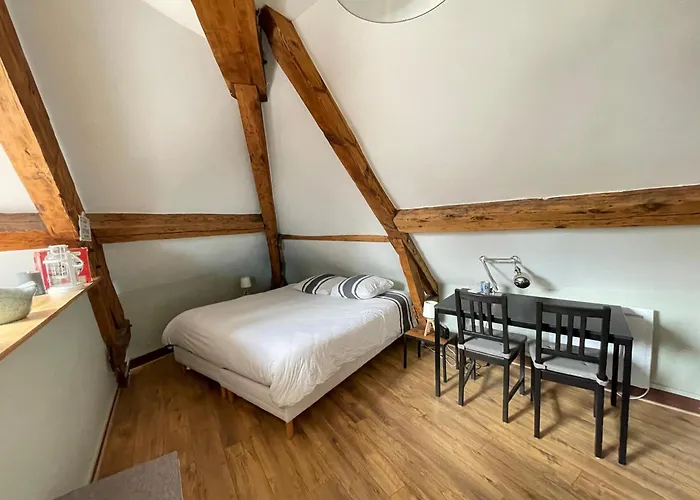 Les Combles De L Aure Grand Cosy Confortable Classe 3 Etoiles Centre 2 Mn A Pied Cathedrale Proche Plages Du Debarquement Апартаменты Байе