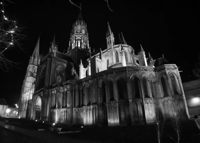 Les Combles De L Aure Grand Cosy Confortable Classe 3 Etoiles Centre 2 Mn A Pied Cathedrale Proche Plages Du Debarquement Апартаменты *