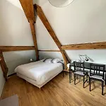 Les Combles De L Aure Grand Cosy Confortable Classe 3 Etoiles Centre 2 Mn A Pied Cathedrale Proche Plages Du Debarquement Апартаменты Байе